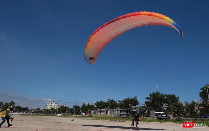 Ngắm những cánh dù “Bay trên Tiên Sa” ở Đà Nẵng ảnh 5