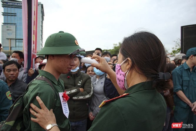 Đà Nẵng: 100% thanh niên nhập ngũ được kiểm tra dịch tễ, đo thân nhiệt trong ngày tuyển quân ảnh 7