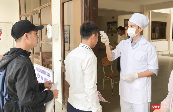 Ảnh: Ngày đầu sinh viên ở Đà Nẵng đến trường sau 4 tuần nghỉ phòng dịch COVID-19 ảnh 2