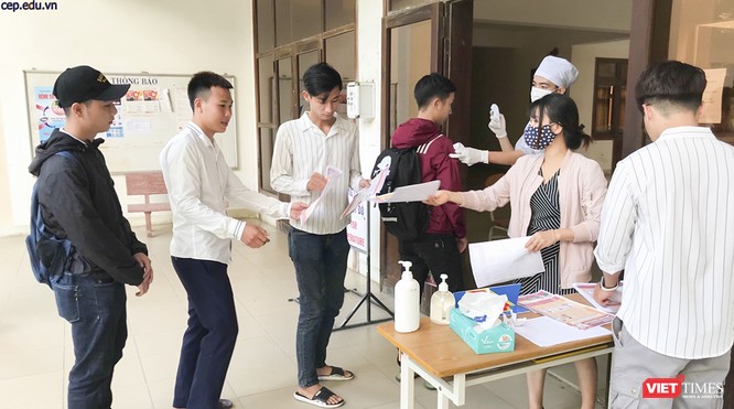 Ảnh: Ngày đầu sinh viên ở Đà Nẵng đến trường sau 4 tuần nghỉ phòng dịch COVID-19 ảnh 1