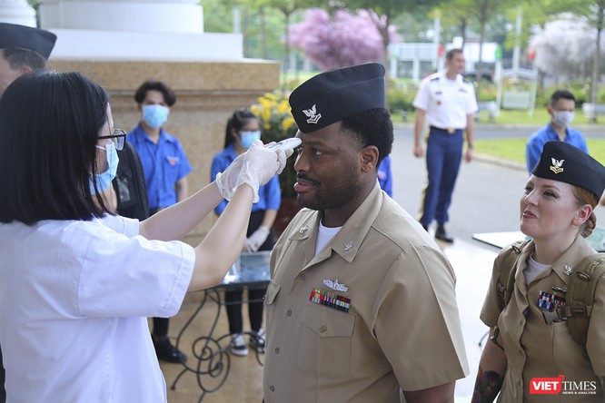 Thủy thủ tàu sân bay USS Theodore Roosevelt giao lưu ngôn ngữ với sinh viên Đà Nẵng ảnh 3