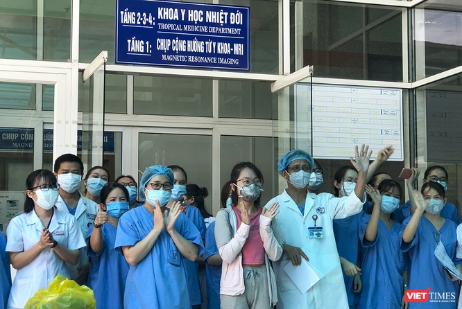 Ảnh: Bệnh nhân mắc COVID-19 thứ 135 điều trị ở Đà Nẵng xuất viện sáng nay ảnh 2