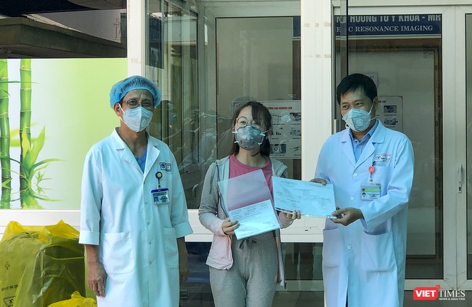 Ảnh: Bệnh nhân mắc COVID-19 thứ 135 điều trị ở Đà Nẵng xuất viện sáng nay ảnh 6
