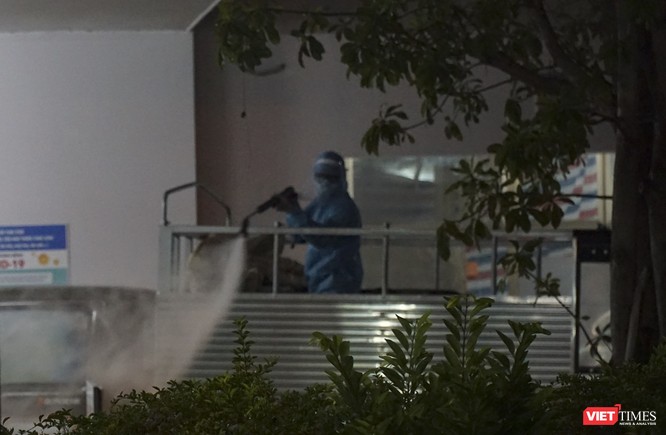 Ảnh: Bộ đội Phòng hóa phun hóa chất khử trùng hai bệnh viện ở Đà Nẵng ảnh 7