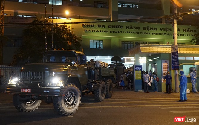 Ảnh: Bộ đội Phòng hóa phun hóa chất khử trùng hai bệnh viện ở Đà Nẵng ảnh 9