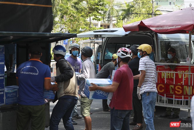 Ảnh: Tình người Đà Nẵng qua những chuyến hàng ủng hộ bác sĩ nơi tuyến đầu chống dịch ảnh 20