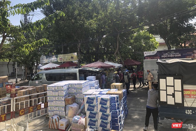 Ảnh: Tình người Đà Nẵng qua những chuyến hàng ủng hộ bác sĩ nơi tuyến đầu chống dịch ảnh 4