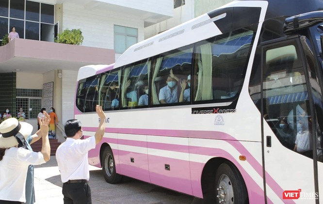 Ảnh: Đoàn cán bộ Y tế tỉnh Bình Định lên đường chi viện cho Đà Nẵng chống dịch COVID-19 ảnh 11