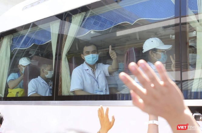 Ảnh: Đoàn cán bộ Y tế tỉnh Bình Định lên đường chi viện cho Đà Nẵng chống dịch COVID-19 ảnh 12