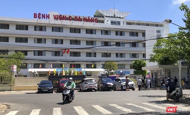 Ảnh: Ngày đầu tiên Bệnh viện C Đà Nẵng dỡ bỏ lệnh phong tỏa ảnh 1
