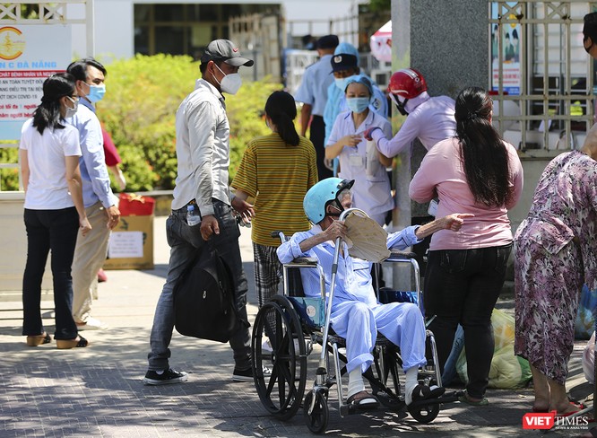 Ảnh: Ngày đầu tiên Bệnh viện C Đà Nẵng dỡ bỏ lệnh phong tỏa ảnh 3