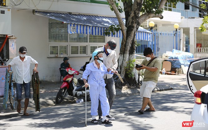 Ảnh: Ngày đầu tiên Bệnh viện C Đà Nẵng dỡ bỏ lệnh phong tỏa ảnh 5
