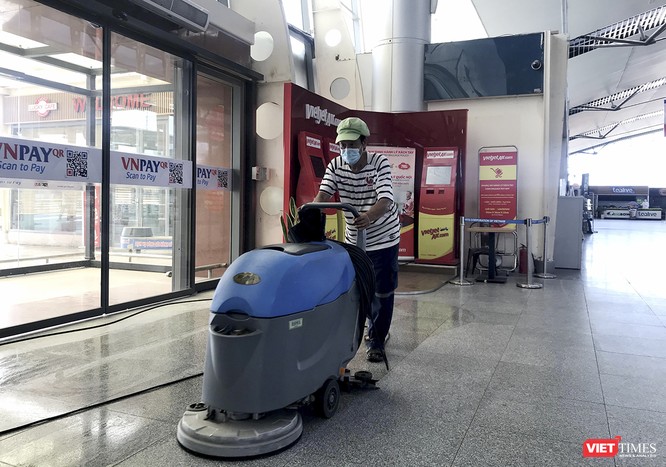 Nhân viên nhà ga Sân bay quốc tế Đà Nẵng khẩn trương vệ sinh để phục vụ hành khách