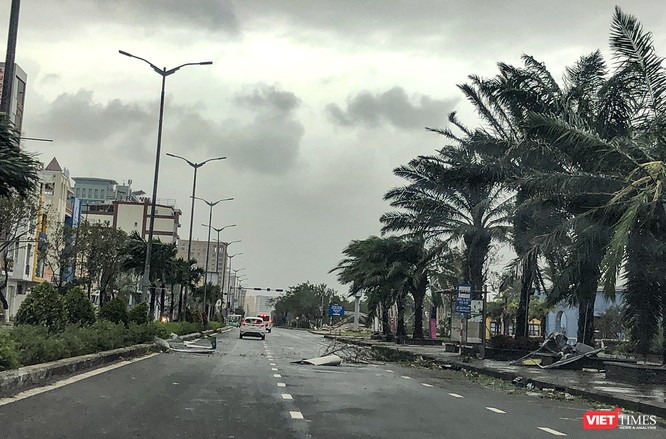 Đà Nẵng như bãi chiến trường sau trận "càn quét" của siêu bão số 9 ảnh 14