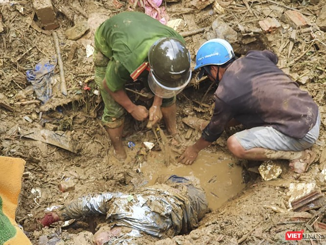 Cận cảnh cứu hộ nạn nhân sạt lở đất ở Trà Leng ảnh 8