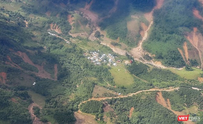 Ảnh: Lập cầu hàng không tiếp tế lương thực cho gần 3.000 người dân đang bị chia cắt ở Phước Sơn ảnh 4