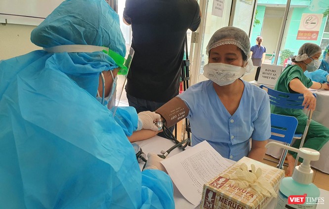Ảnh: 100 y bác sĩ đầu tiên của Đà Nẵng được tiêm vaccine COVID-19 ảnh 5