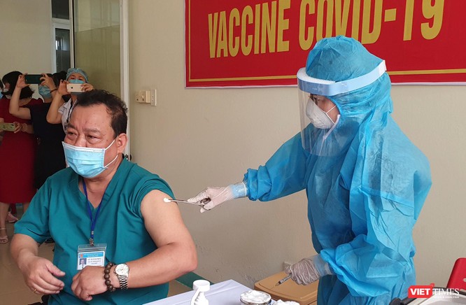 Ảnh: 100 y bác sĩ đầu tiên của Đà Nẵng được tiêm vaccine COVID-19 ảnh 20