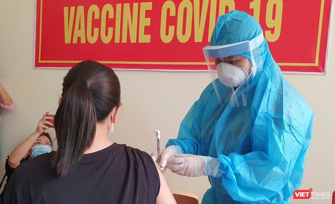 Ảnh: 100 y bác sĩ đầu tiên của Đà Nẵng được tiêm vaccine COVID-19 ảnh 14