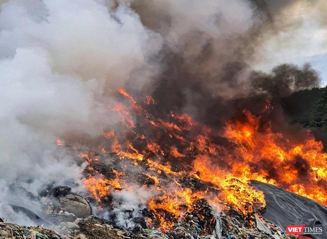 Đà Nẵng: Cháy lớn chưa rõ nguyên nhân ở bãi rác Khánh Sơn ảnh 1