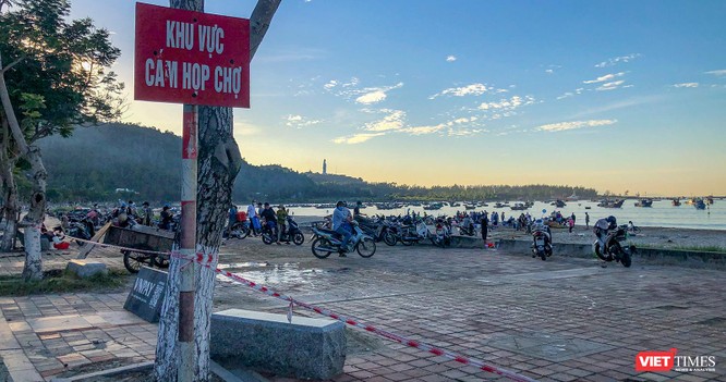 Đà Nẵng: Bất chấp lệnh cấm, chợ cá vẫn họp trên bãi biển Thọ Quang ảnh 3