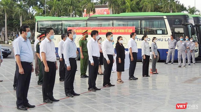 Đoàn xe đón người dân Quảng Nam ở TP HCM về quê vì COVID-19 đã lên đường ảnh 2