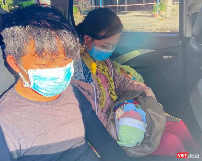 Bé 10 ngày tuổi cùng bố mẹ từ TP HCM đi xe máy về quê đã được giúp đỡ ở Đà Nẵng ảnh 6