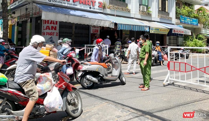 Đà Nẵng: Người dân đổ xô “vét sạch” siêu thị, sau thông tin TP có thể phong tỏa cứng trong 7 ngày ảnh 1