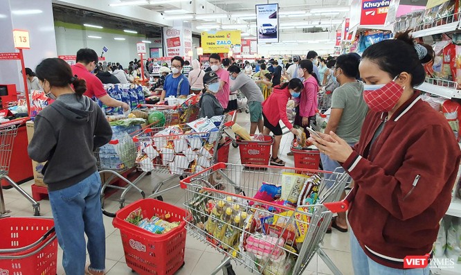 Đà Nẵng: Người dân đổ xô “vét sạch” siêu thị, sau thông tin TP có thể phong tỏa cứng trong 7 ngày ảnh 10