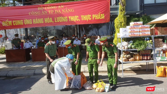Ảnh: Khi các chiến sĩ công an ở Đà Nẵng vào vai “người vận chuyển” ảnh 1