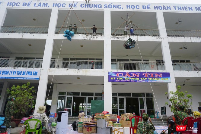 Ảnh: Quân đội khẩn trương dọn dẹp, chuyển ký túc xá thành bệnh viện dã chiến 2.000 giường ở Đà Nẵng ảnh 3