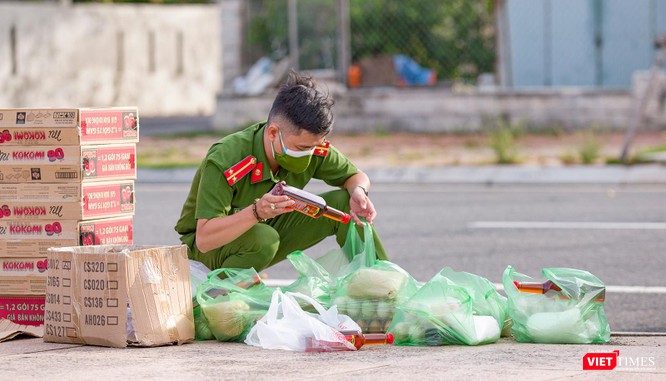Ảnh: Khi các chiến sĩ công an ở Đà Nẵng vào vai “người vận chuyển” ảnh 10