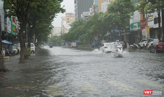 Cập nhật bão số 5 ở Đà Nẵng: Mưa lớn, gió giật mạnh, nhiều tuyến đường ngập nặng ảnh 2