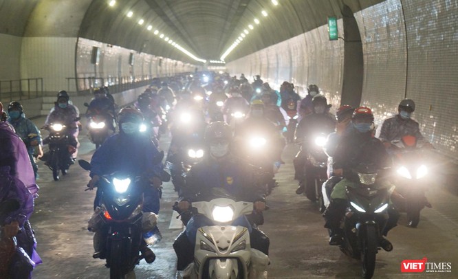Lần đầu tiên mở hầm Hải Vân cho xe máy của người dân từ miền Nam về quê đi qua ảnh 7
