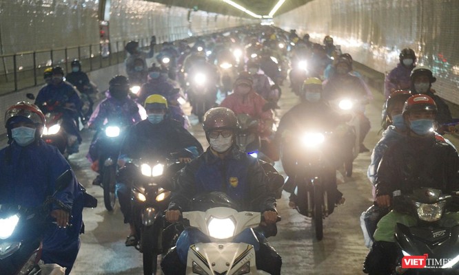 Lần đầu tiên mở hầm Hải Vân cho xe máy của người dân từ miền Nam về quê đi qua ảnh 5