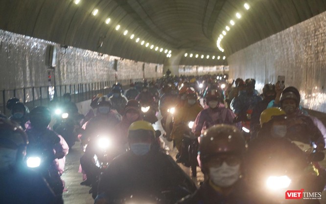Lần đầu tiên mở hầm Hải Vân cho xe máy của người dân từ miền Nam về quê đi qua ảnh 6