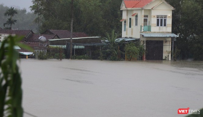 Quảng Nam mưa lớn kéo dài khiến nhiều khu vực chìm sâu trong nước ảnh 1