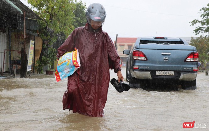 Quảng Nam mưa lớn kéo dài khiến nhiều khu vực chìm sâu trong nước ảnh 9
