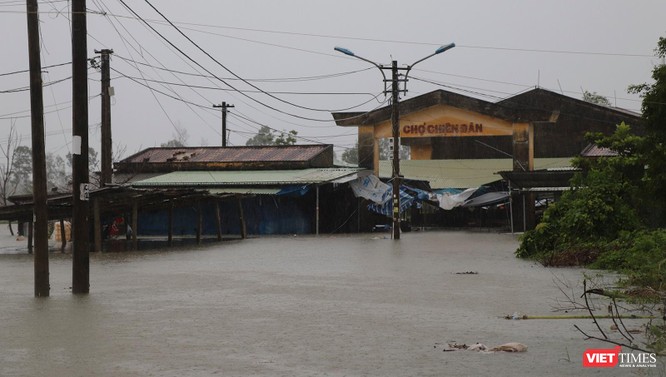 Quảng Nam mưa lớn kéo dài khiến nhiều khu vực chìm sâu trong nước ảnh 5