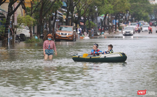Quảng Nam: Mưa lớn nhấn chìm TP Tam Kỳ sâu trong nước ảnh 10