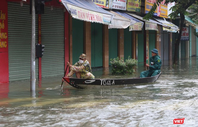Quảng Nam: Mưa lớn nhấn chìm TP Tam Kỳ sâu trong nước ảnh 11