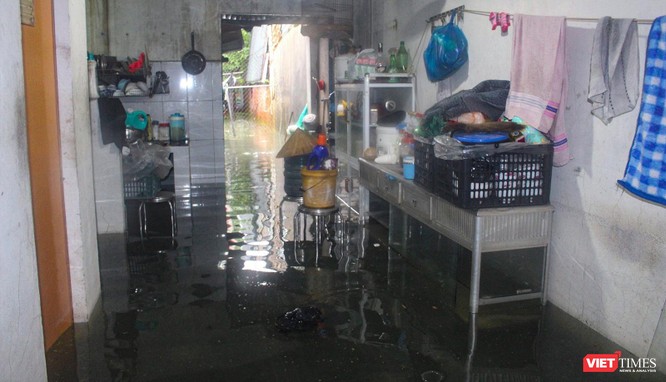 Quảng Nam: Mưa lớn kéo dài, nhiều nơi ở TP Tam Kỳ ngập sâu trong nước ảnh 12