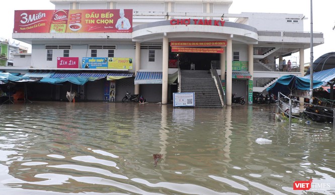 Quảng Nam: Mưa lớn kéo dài, nhiều nơi ở TP Tam Kỳ ngập sâu trong nước ảnh 2