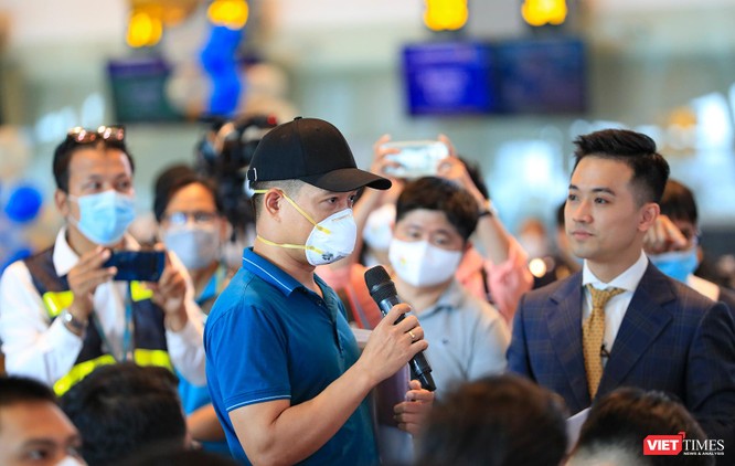 Đà Nẵng chào đón những vị khách đầu tiên trong ngày đầu mở lại đường bay quốc tế ảnh 2