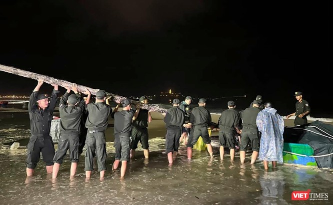 Đà Nẵng: Công an trắng đêm giúp dân chống bão Noru ảnh 4