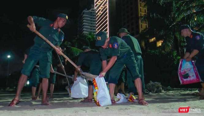 Đà Nẵng: Công an trắng đêm giúp dân chống bão Noru ảnh 5