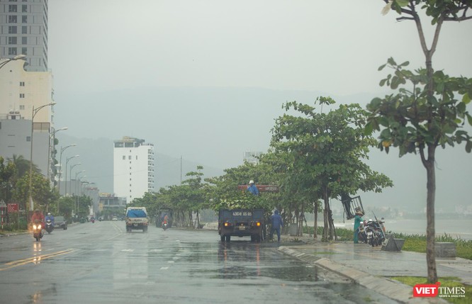 Ảnh: Người dân Đà Nẵng khẩn trương chằng chống nhà cửa trước giờ bão Noru áp sát bờ ảnh 4