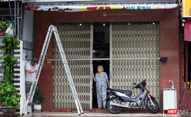 Ảnh: Người dân Đà Nẵng khẩn trương chằng chống nhà cửa trước giờ bão Noru áp sát bờ ảnh 16