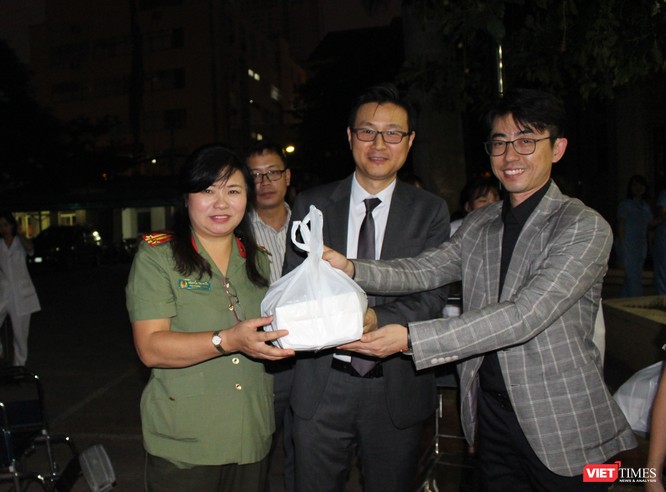 Hội Truyền thông số VN và công ty Don Chicken trao 900 suất quà thiện nguyện tại Bệnh viện 19-8 ảnh 4