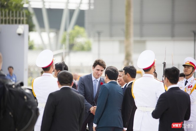 Cận cảnh đoàn của Thủ tướng Canada Justin Trudeau cập bến sân bay Đà Nẵng ảnh 5